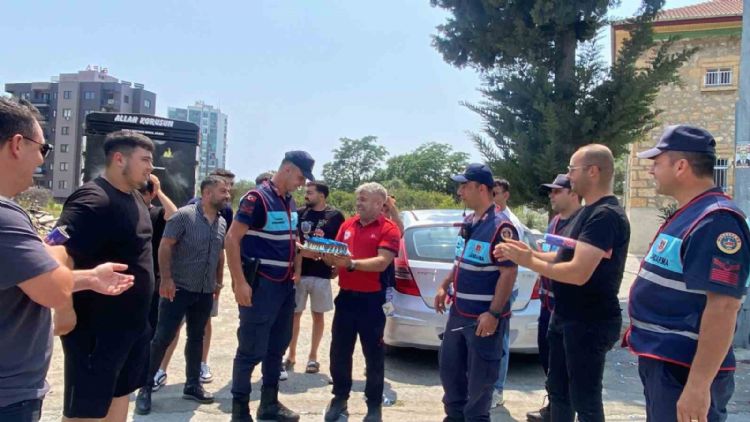 Mersin’in Tömük Mahallesi’nde Gençler ve İtfaiyecilerden Jandarmaya Anlamlı Sürpriz!
